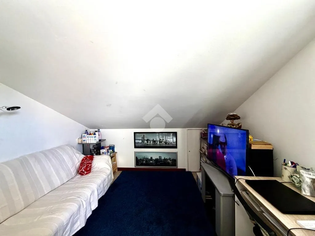 Stanze - Three-bedroom Apartment with Balcony in Brescia