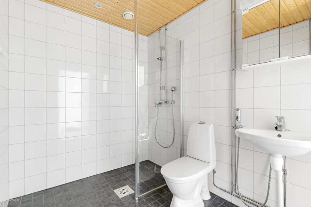 Salles de bain - Apartment with Balcony in Kivistö, Vantaa