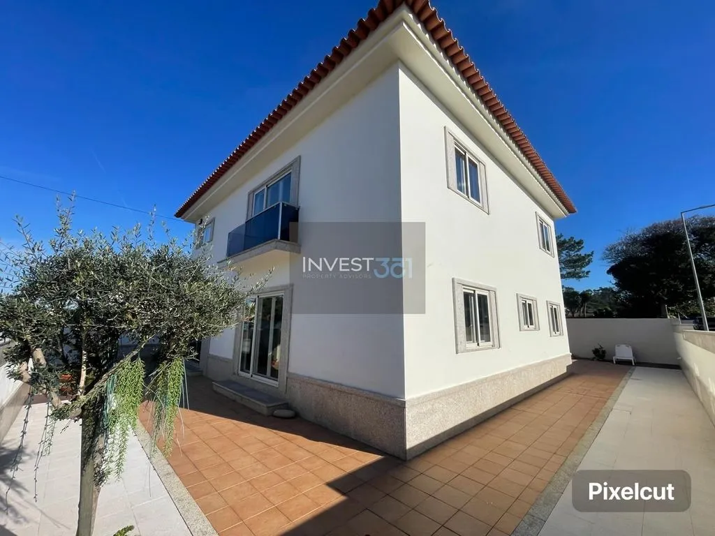 Exterior - Single-Story Villa with Terrace in Porto