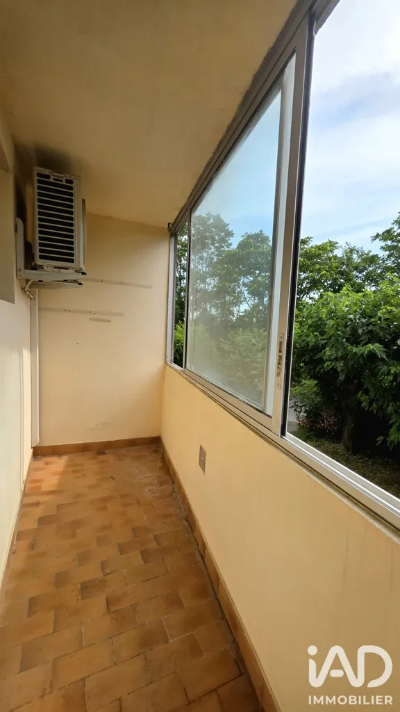 Terrace - Apartment with Loggia in Pont-Saint-Esprit