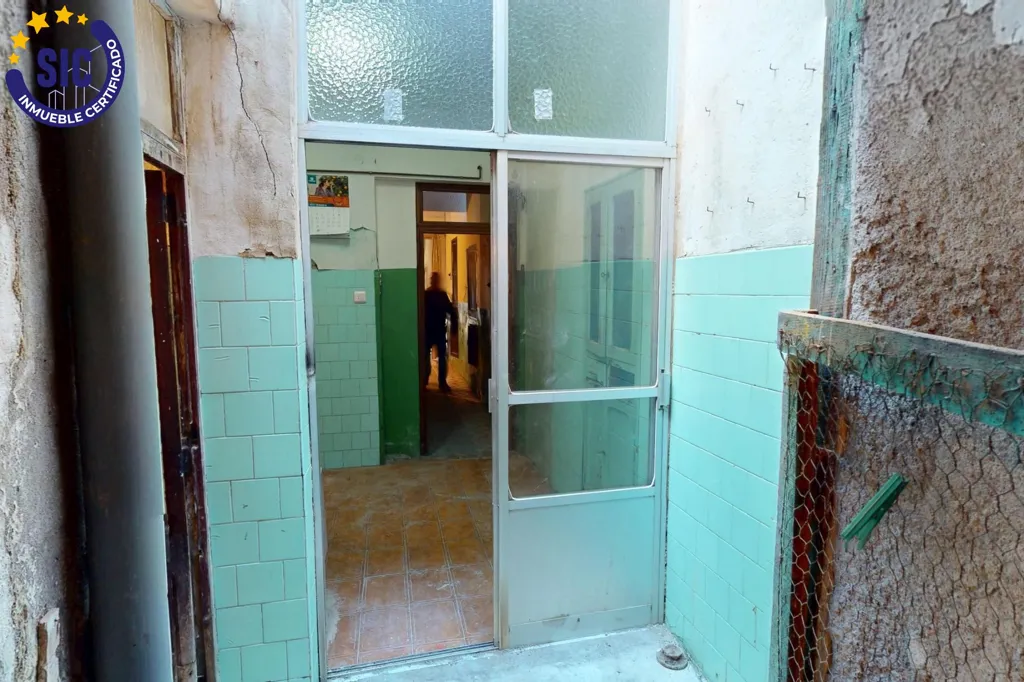Entrée - Three-Storey House for Restoration in Castellón Centre