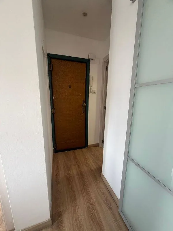 Entrée - Modernised 2-Bed Flat with A/C in Oliver