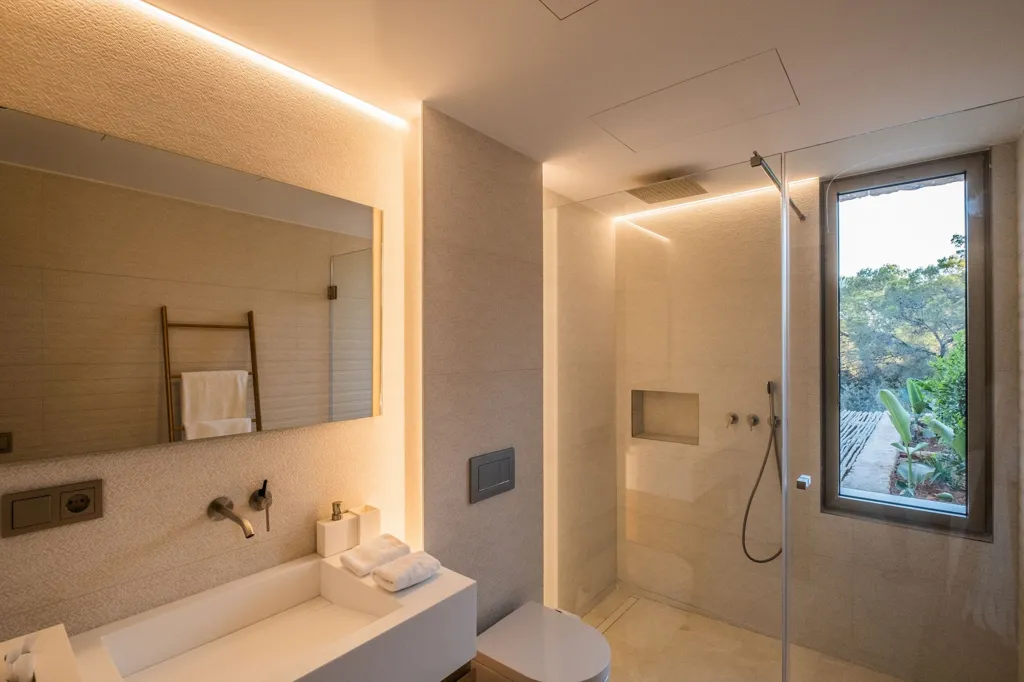 Salles de bain - Contemporary Villa with Sea View near Sa Caleta
