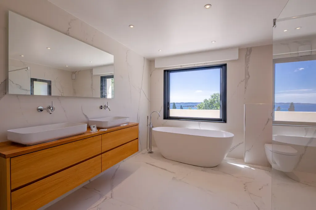 Salles de bain - Villa Contemporaine avec Vue Panoramique sur la Mer à Sainte-Maxime