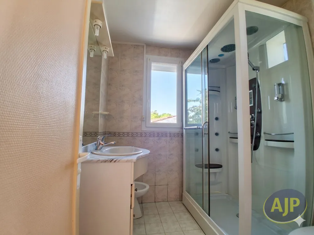 Vannitoad - 3-Bedroom House with Garden in Saintes Rive Droite