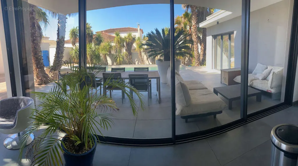 Terrasse - Villa Contemporaine avec Piscine à Lattes