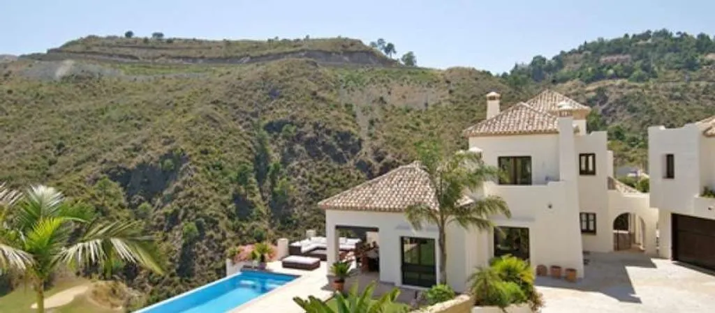 Bassein - South-Facing Villa with Infinity Pool in Marbella