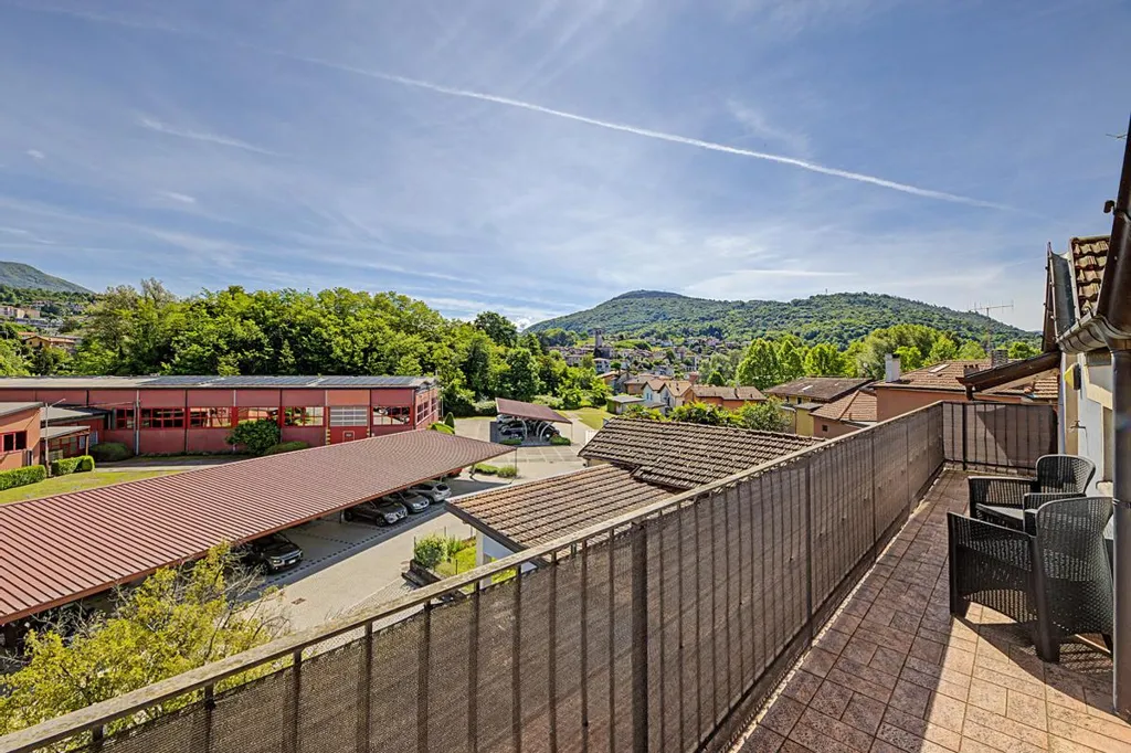 Rõdu - Multi-Level Apartment with Mansard in Luino