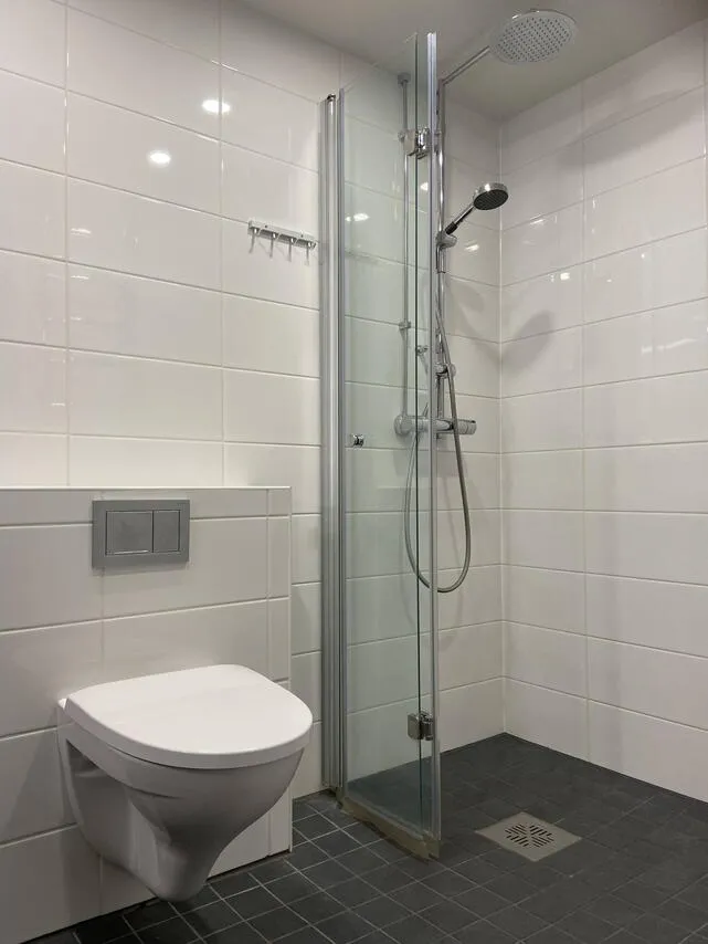 Salles de bain - Apartment with Balcony in Koskela, Helsinki