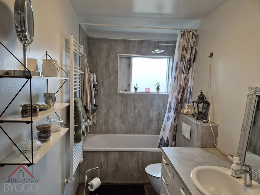Salles de bain - Two-Storey House with Garage in Dalvík