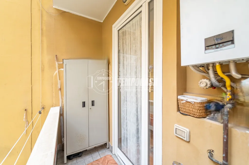 Rõdu - Ristruttured Flat with Balcony in Nomentano, Rome