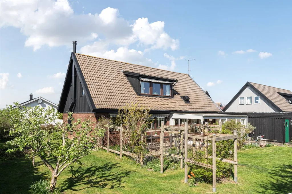 Aed - Spacious Villa with South View in Simrishamn