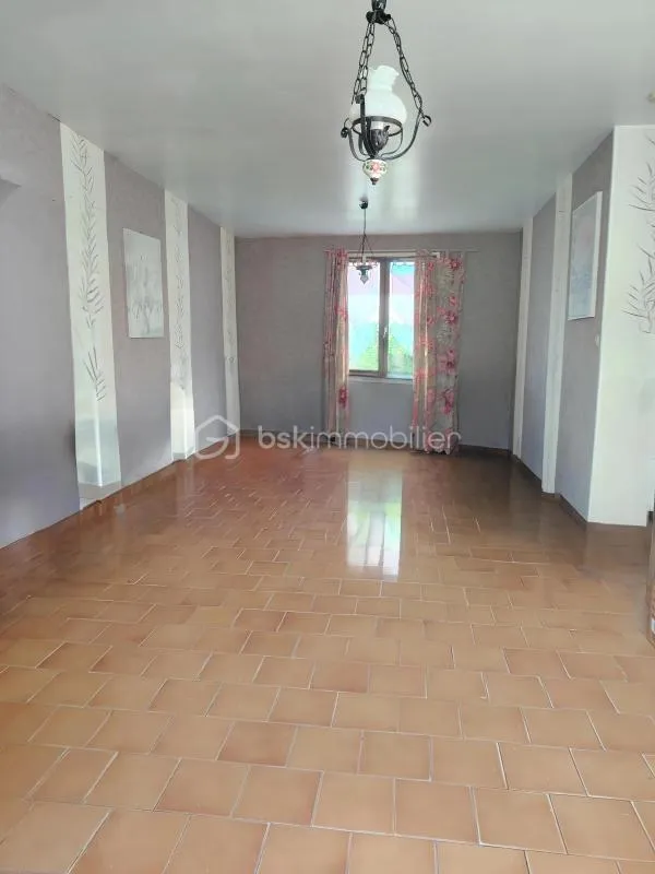 Séjour - Maison Individuelle avec Terrasse et Terrain Spacieux