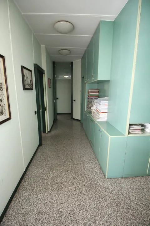 Kabinet - Office with Parking in Central Lainate