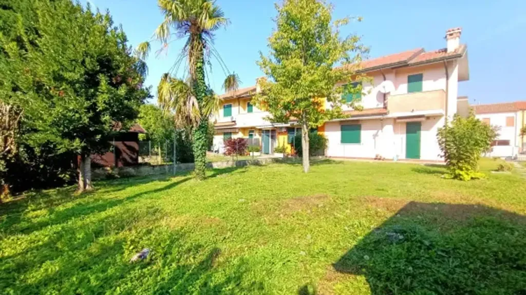 Aed - Terraced Villa with Garden in Adria
