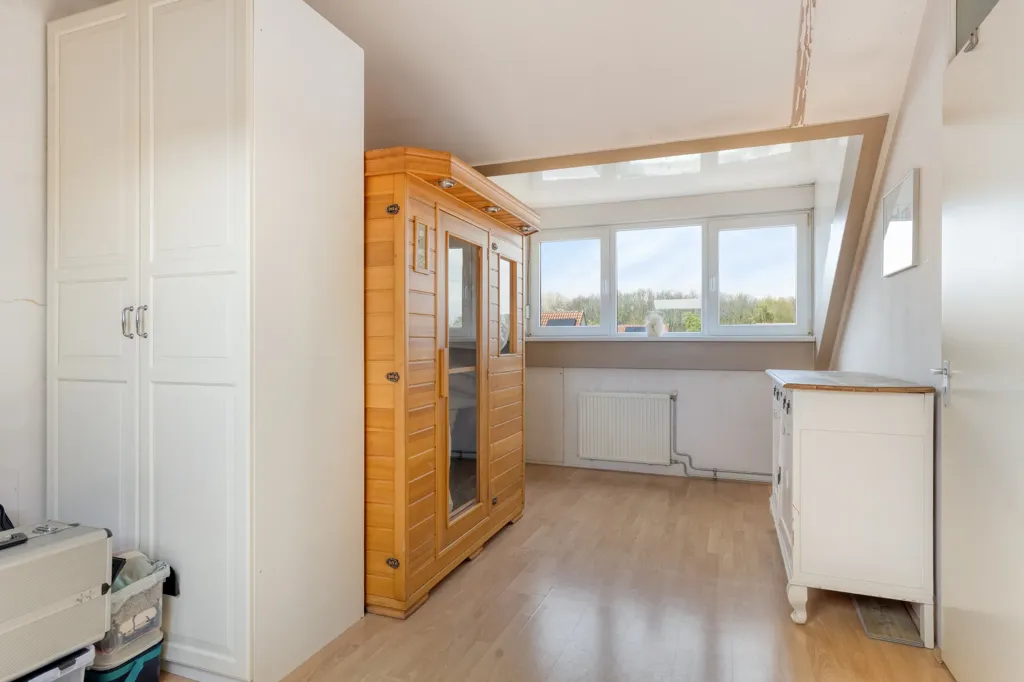 Magamistoad - Corner House with Private Driveway in Hoorn