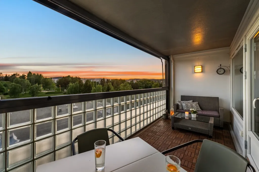Balcone - Spacious 3-Bedroom Flat with Balconies in Furuset