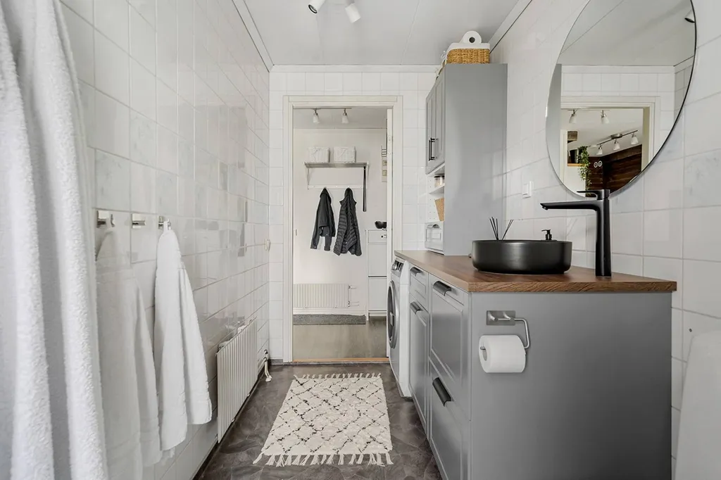 Salles de bain - Renovated Apartment with West-Facing Balcony in Hea