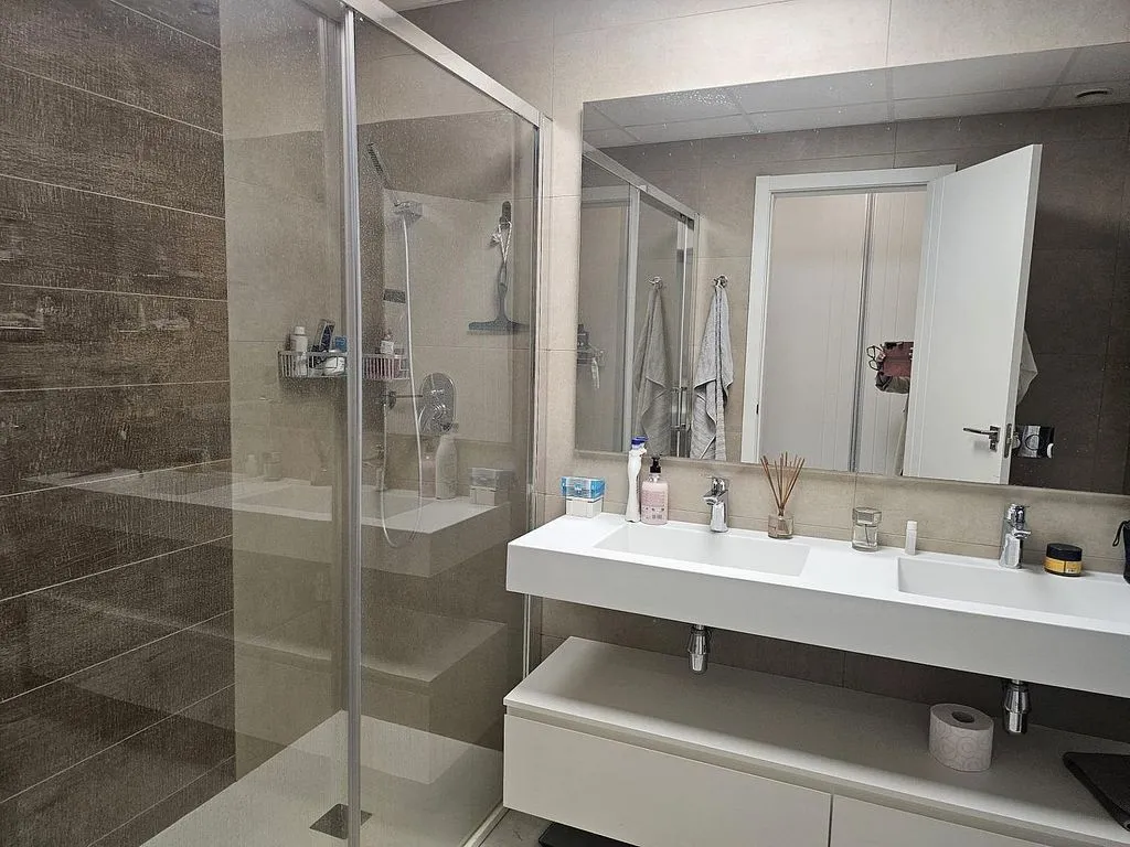 Vannitoad - Seafront Apartment with Pool in Playa de Poniente