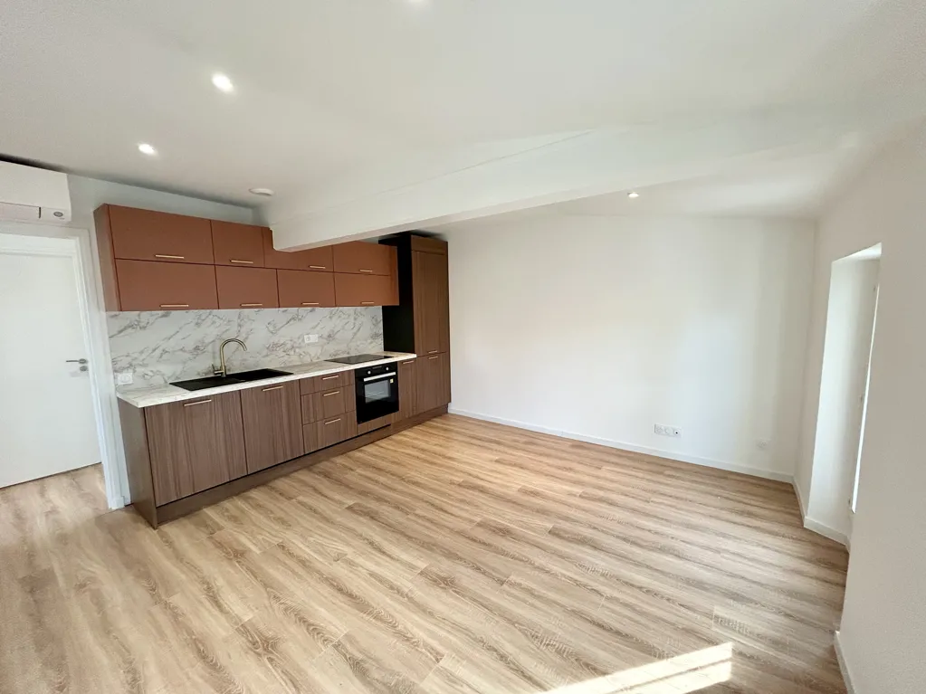 Cucina - Renovated 3-Piece with Sea View in Cannes Centre