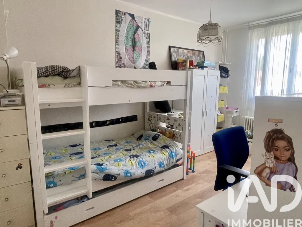 Magamistoad - Spacious Apartment with Double Orientation in Clamart