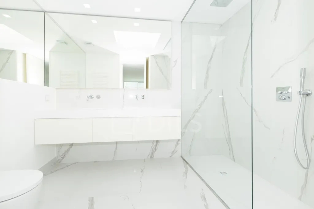 Bathrooms - Contemporary T5 with Pool in Loulé