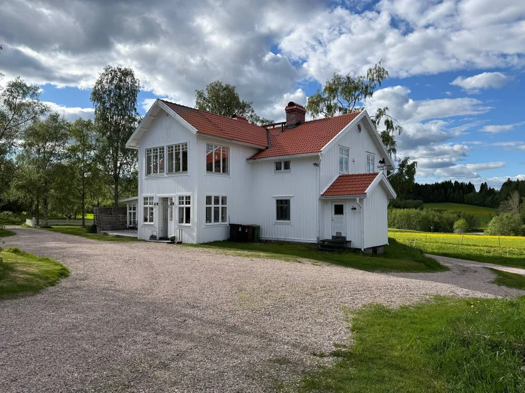 Exterior - Well-Maintained Farmhouse with Stables in Västernorrland