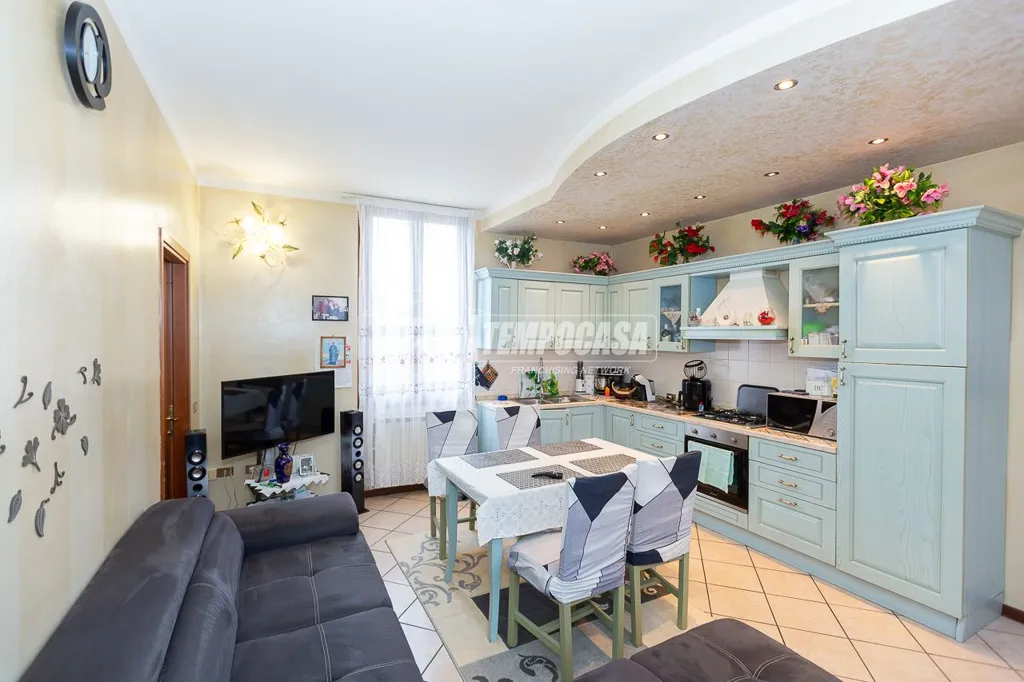 Köök - Spacious Trilocale with Parking in Brescia