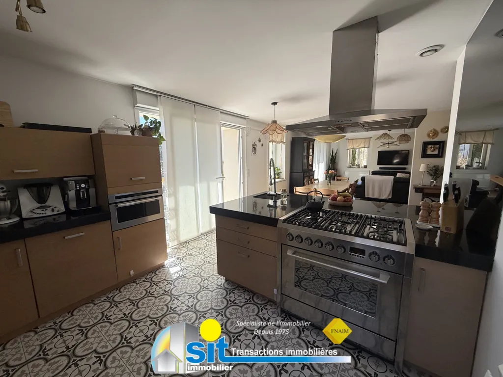 Cuisine - Appartement T6 avec Terrasse au Centre de Saint-Prim