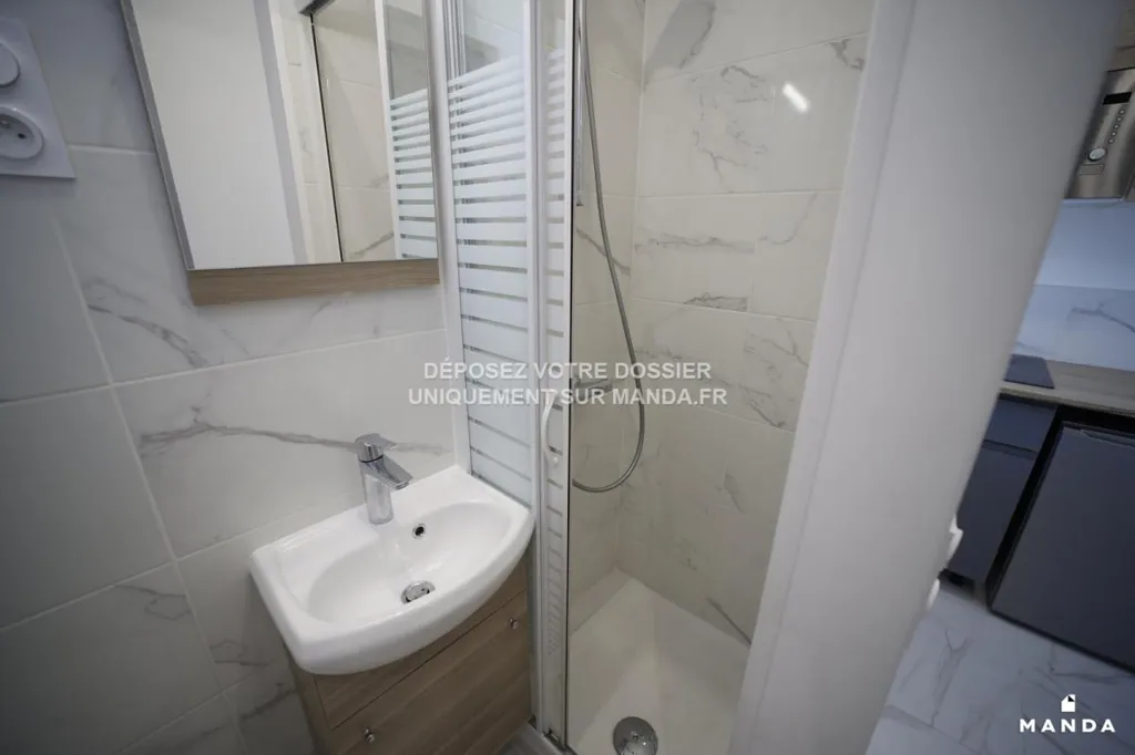 Salles de bain - T1 Meublé avec Ascenseur à Boulogne Pont de Saint-Cloud
