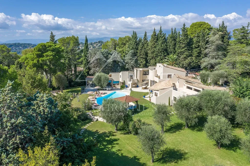 Vue aérienne - Villa Familiale avec Piscine à Mougins