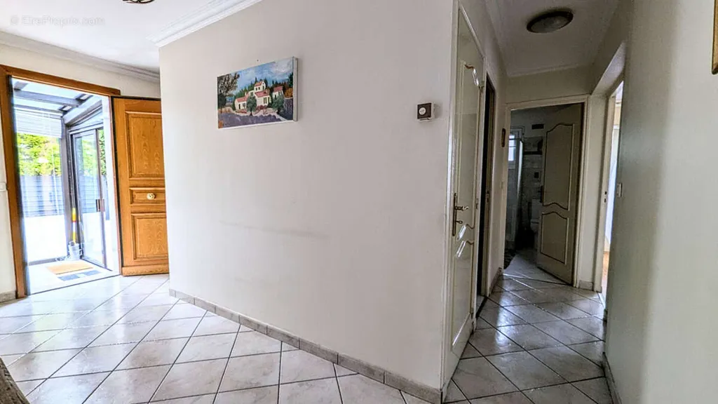 Entrée - Maison Individuelle avec Terrasse à Saint-Denis