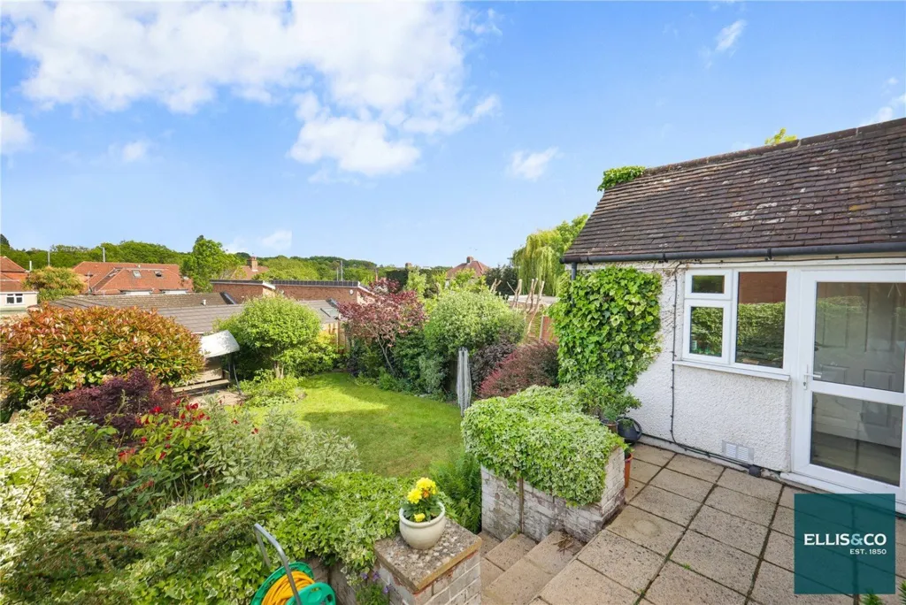 Garden - 6-bedroom house in Barnet