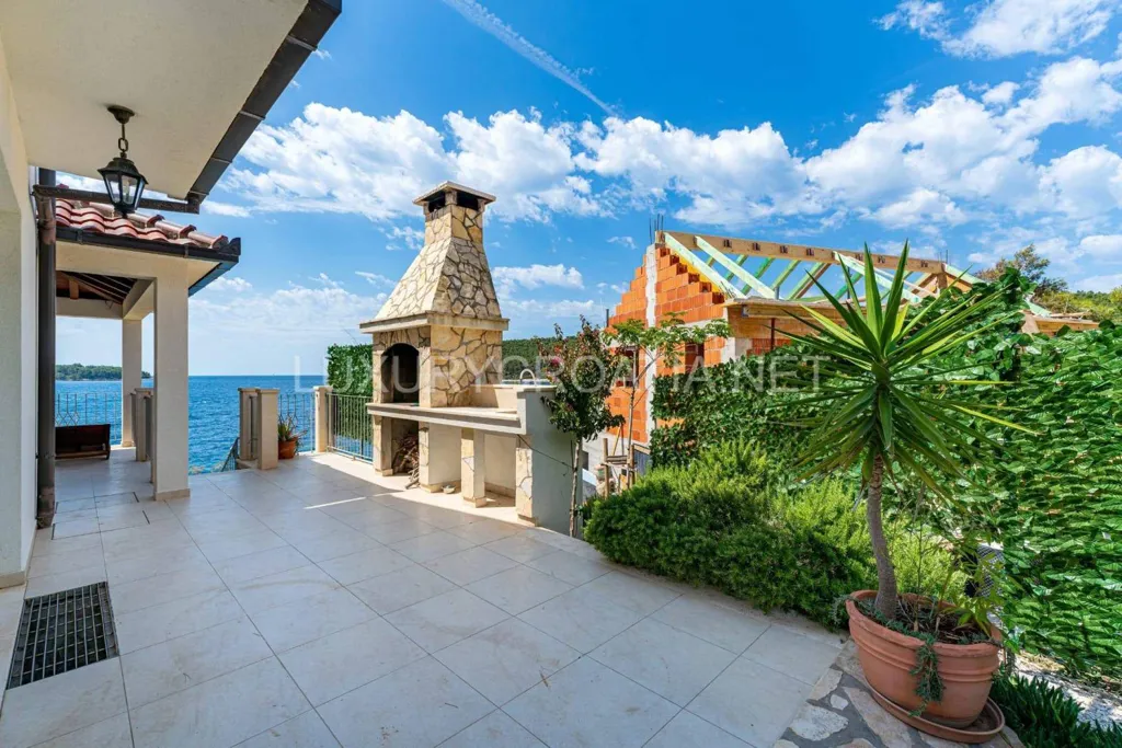 Terrass - Beachfront Villa with Jacuzzi in Korčula