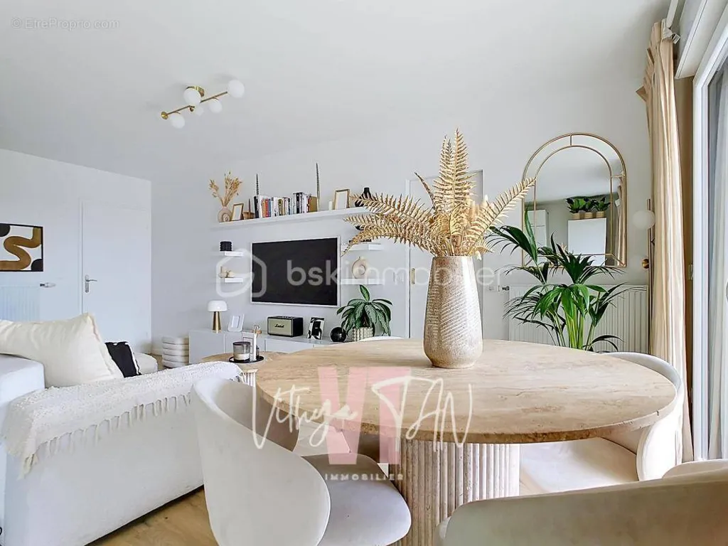 Sala da pranzo - 4-Bedroom Flat with Balcony in Chessy Centre