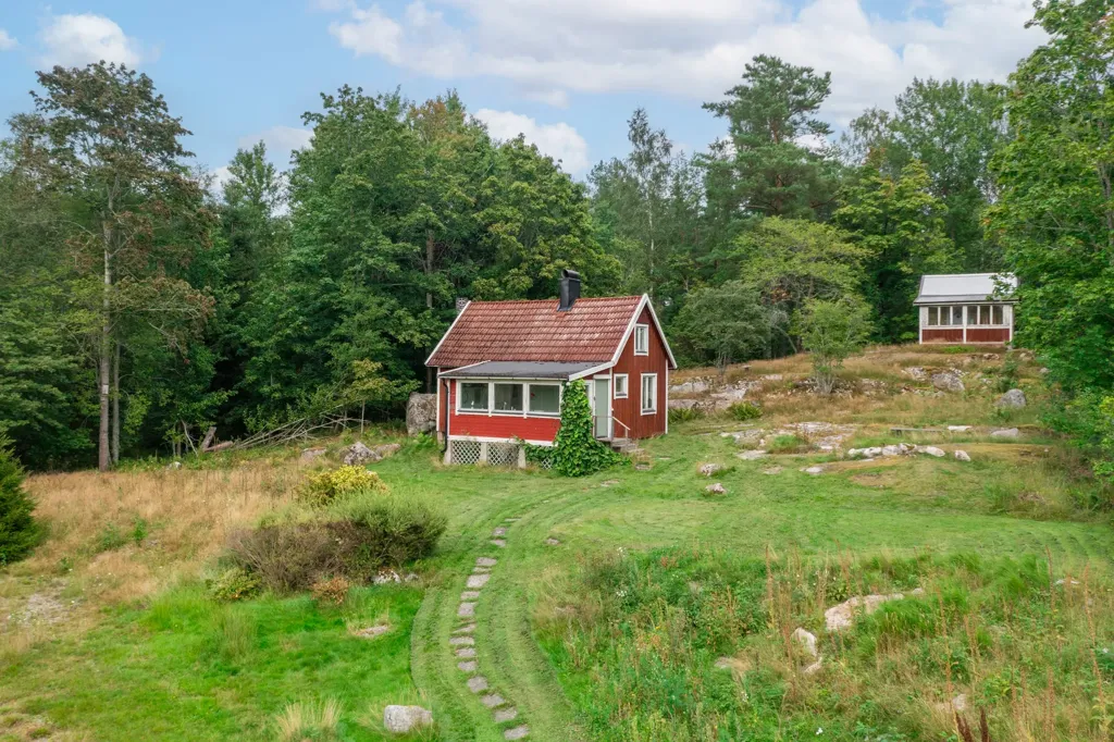 Välivaade - Lakefront Plot with Private Beach in Örebro