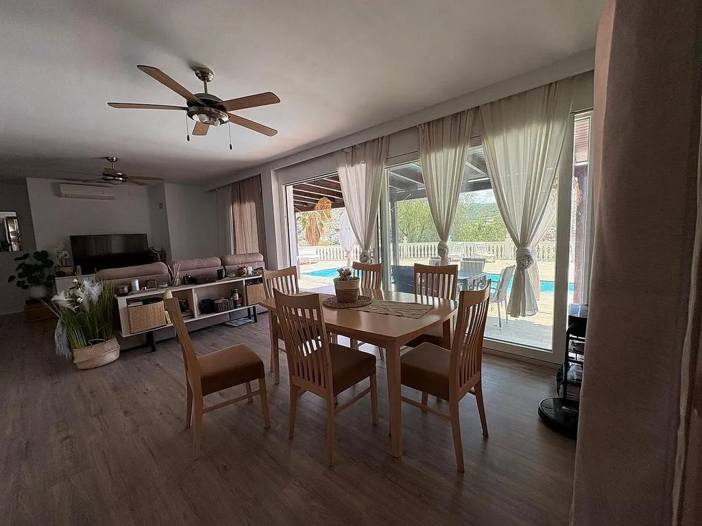 Söögituba - Chalet with Pool and Terrace in La Viñuela