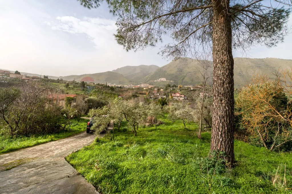 Rustic Villa with Edificable Land in Monreale