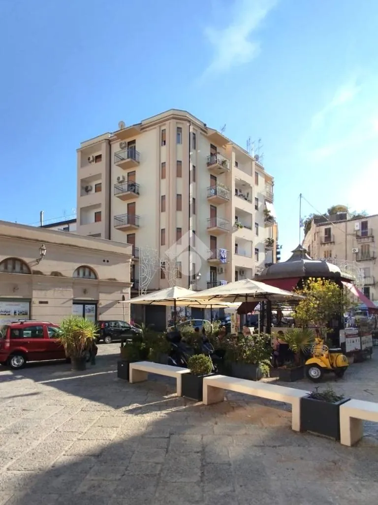 Spacious Flat with Terraces in Palermo Centre