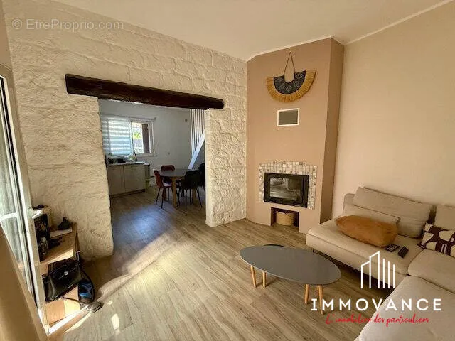 Séjour - Maison de ville avec cour au cœur du Crès