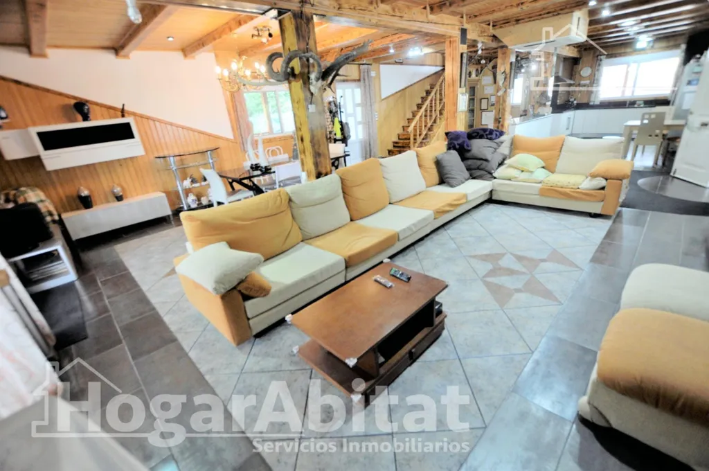 Séjour - Semi-New Chalet with Terrace in Monserrat