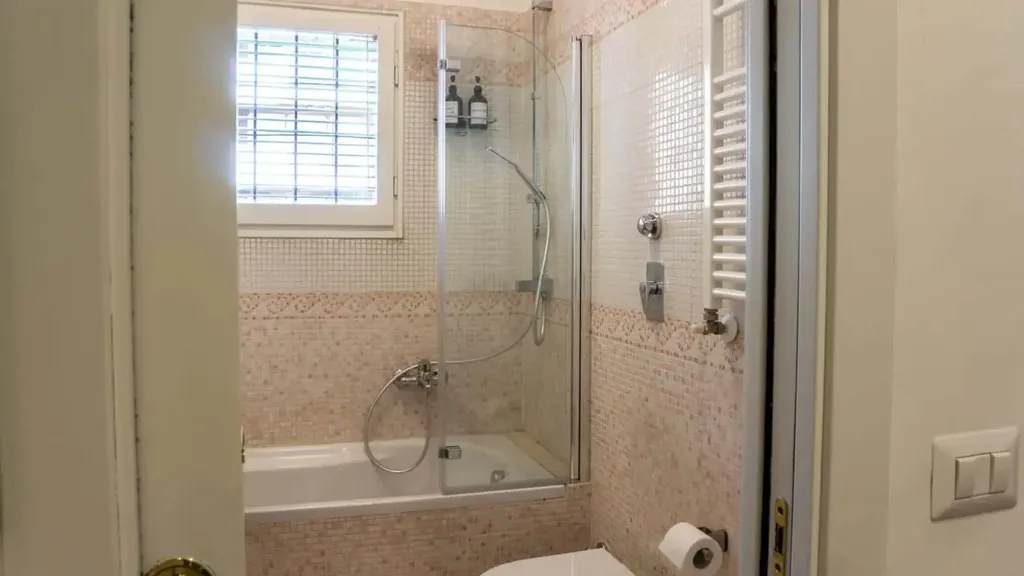 Bathrooms - 1-Bed Apartment with Balcony in Milan
