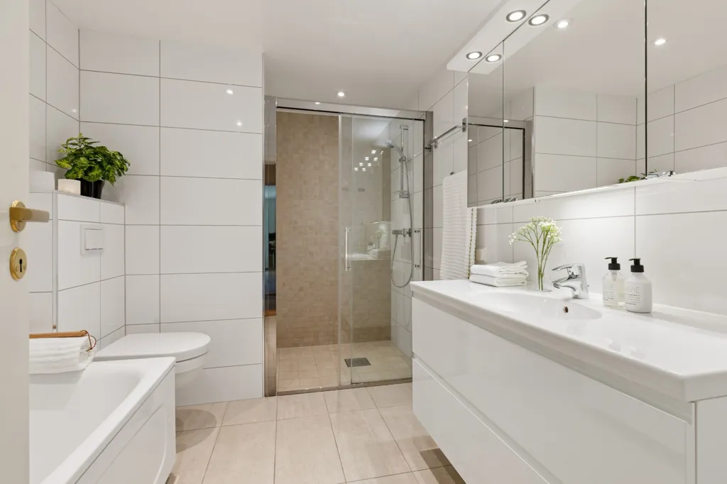 Salles de bain - 4-Bed Apartment with Balconies in Sandvika