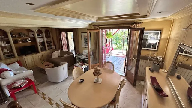 Salle à manger - Villa avec Piscine et Jardin à Flacé