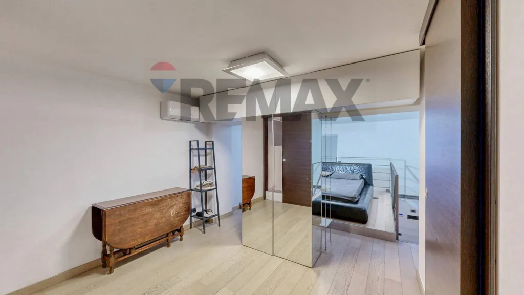 Esik - Ground Floor Apartment with Terrace in Milan