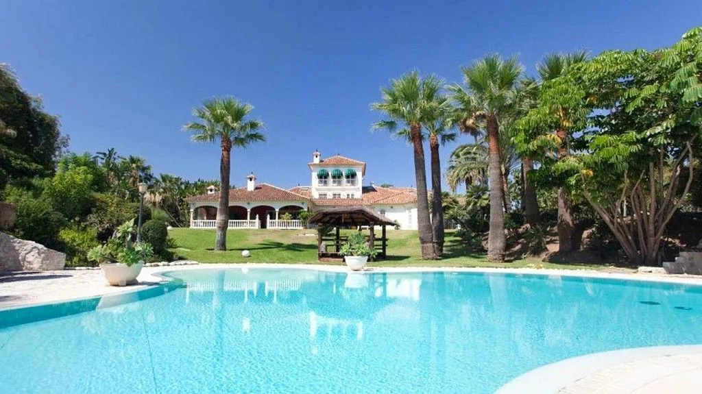 Bassein - Chalet with Pools and Terrace in Cerros del Águila