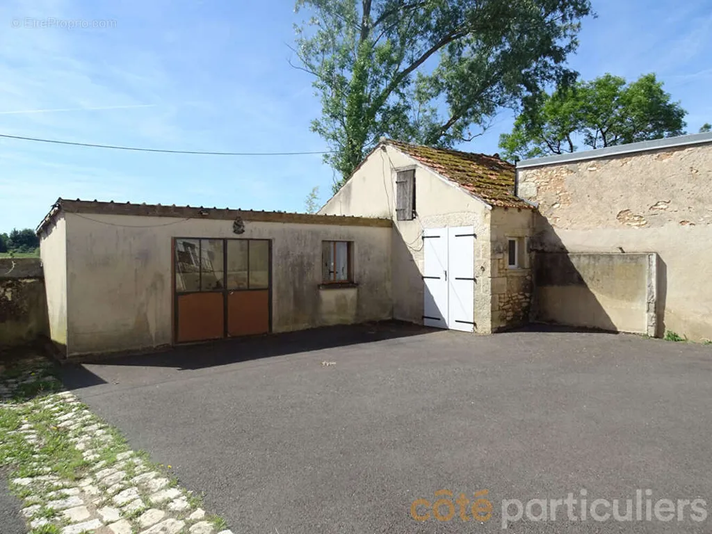 Jardin - Maison avec Cour et Dépendances à Lignières