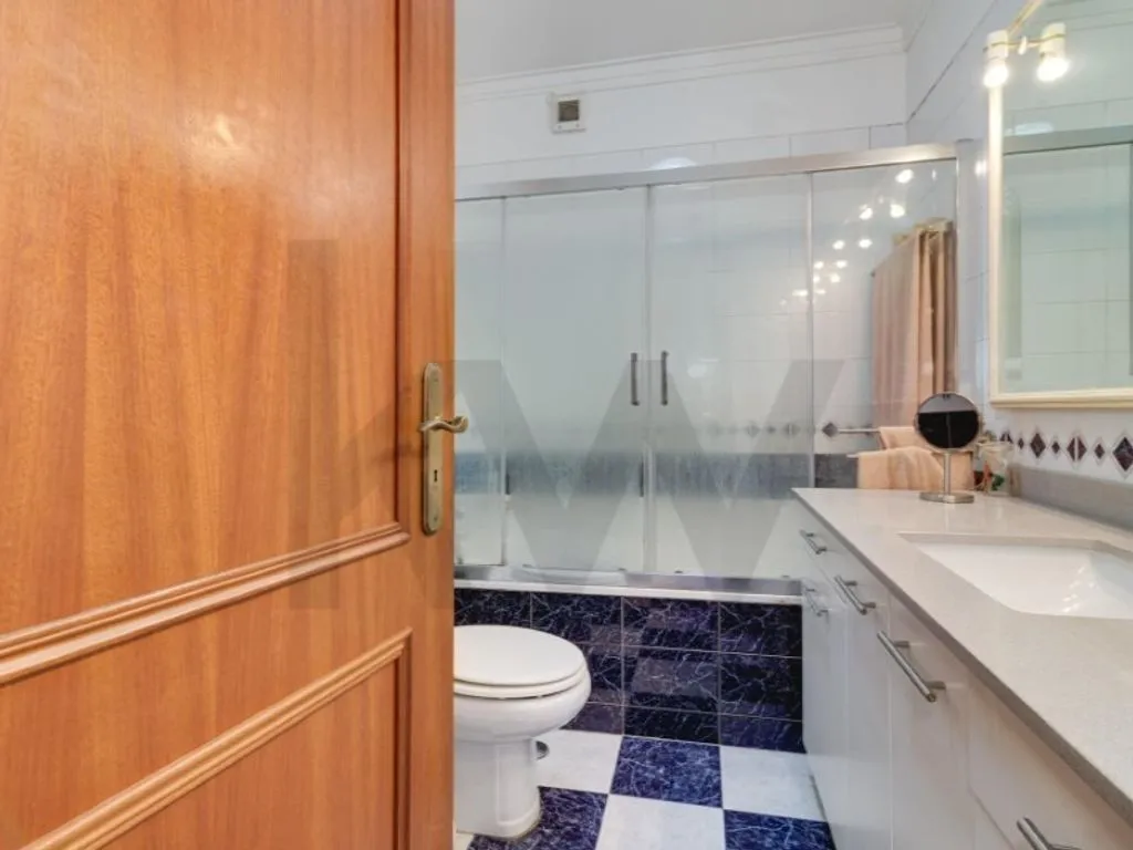 Vannitoad - Luxury Apartment with Multiple Balconies in Alverca