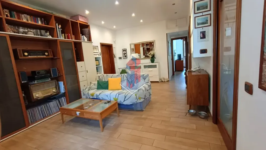 Soggiorno - Appartamento con due balconi a Napoli