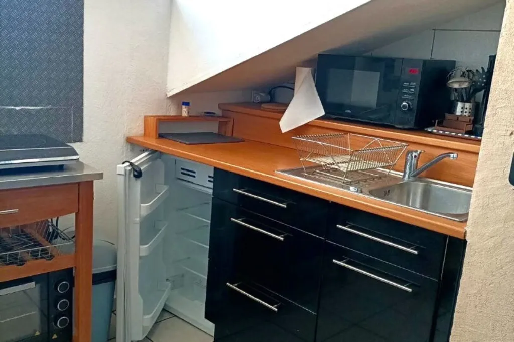 Kitchen - Bright 2-Bedroom Apartment in Hyères